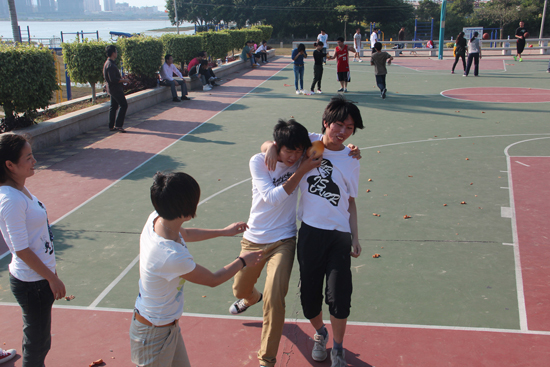 &ldquo;雙人頂氣球&rdquo;比賽